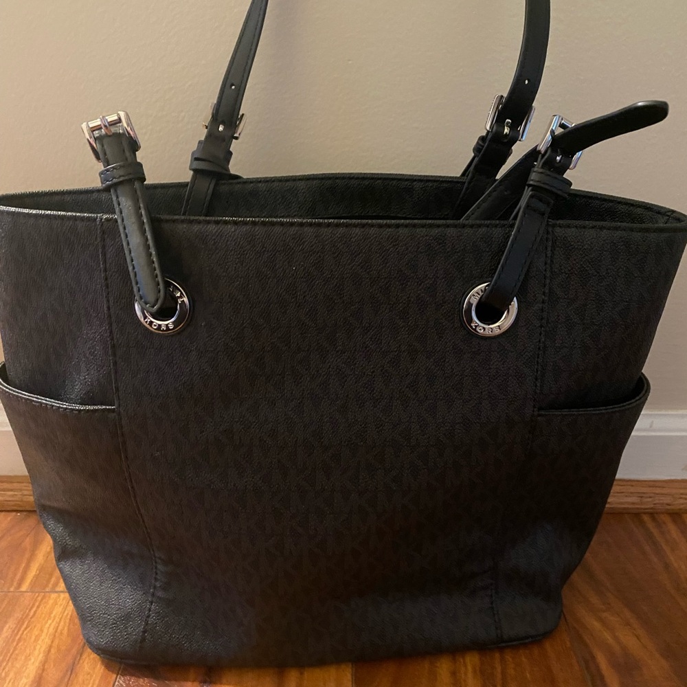 Michael Kors logo shoulder bag in black.